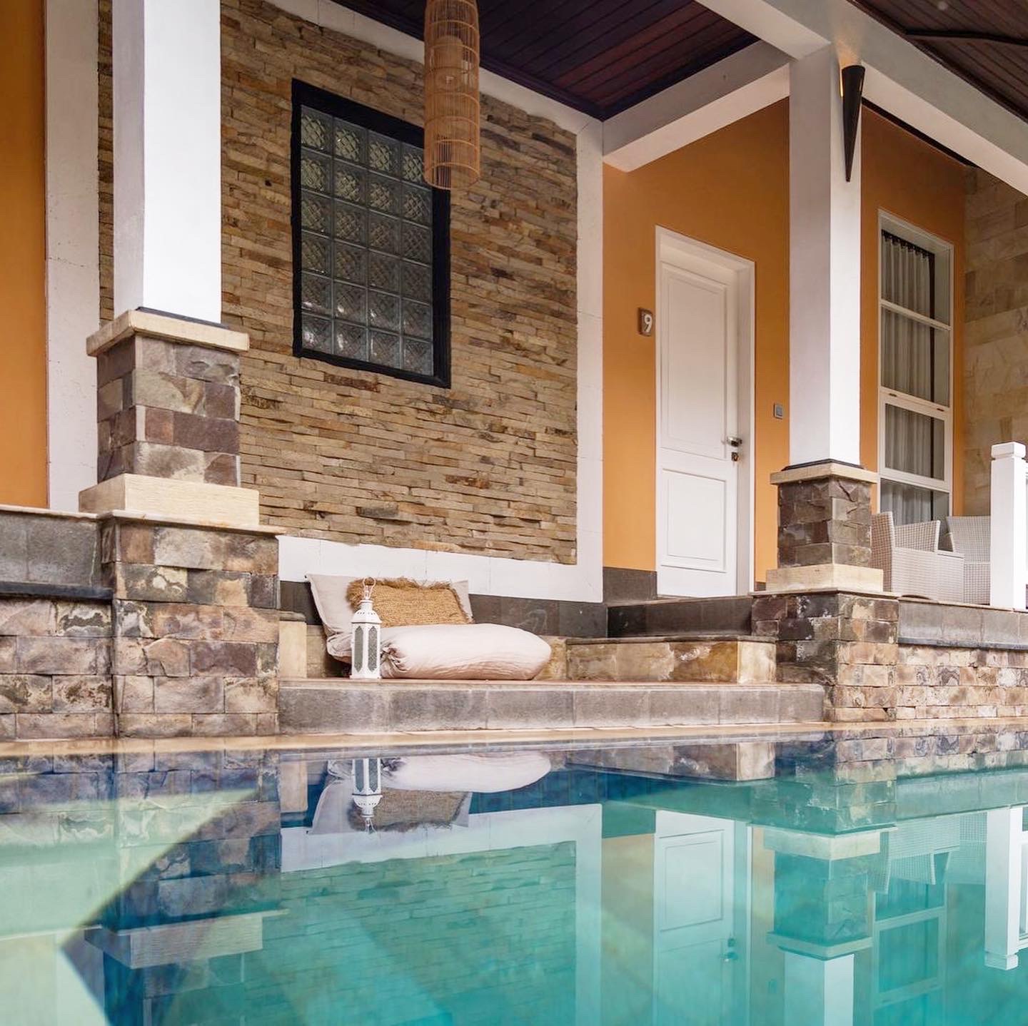 HER Place pool detail